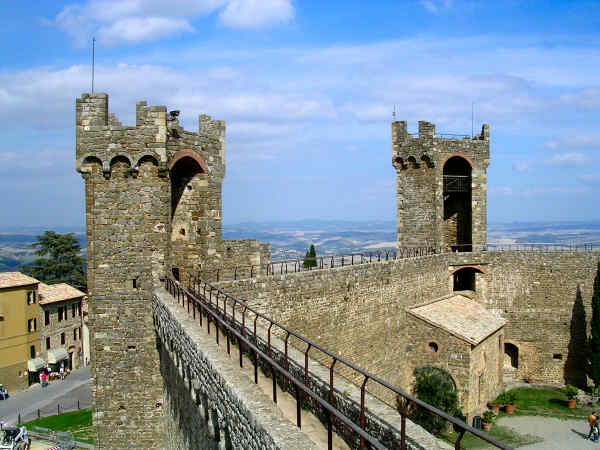 Mura e fortificazioni interne nella Fortezza di Montalcino